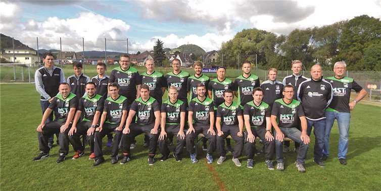 Oberzissen. Nach der ersten Mannschaft wurde nun auch die zweite Mannschaft des SV Oberzissen mit neuen Aufwärmshirts ausgestattet. Hans-Walter Huber, Geschäftsführer der Firma MST-GmbH Metall- und Schweißtechnik aus Brohl-Lützing übergab am vergangenen Sonntag vor der Partie gegen die SG Wehr - Rieden II die neuen Shirts im Beisein des SVO Vorsitzenden Manfred Dedenbach und Trainer Jürgen Perk an die Mannschaft. privat