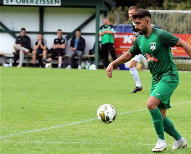 Oberzissen Neuzugang Satbir Singh erzielte in seinem ersten Meisterschaftsspiel für den SVO gleich sein erstes Tor per Freistoß.Foto: Claus Deptalla