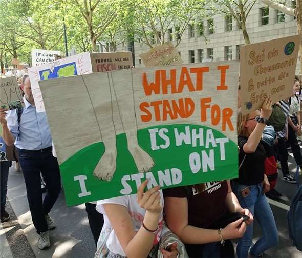 Obgleich alle Gesellschaftsschichten konkrete Maßnahmen gegen den Klimawandel fordern, schottet sich die Politik in Wachtberg bei den Bemühungen um effektiven Klimaschutz weitgehend ab. Dagegen wäre ein offener konstruktiver Dialog mit den Bürgerinnen und Bürgern zielführender, der allerdings bisher verweigert wurde. Auch die Anregung aus der Bevölkerung, einen „Runden Tisch“ einzurichten, verhallte bisher ergebnislos. Foto: Pixabay/PlanetMallika