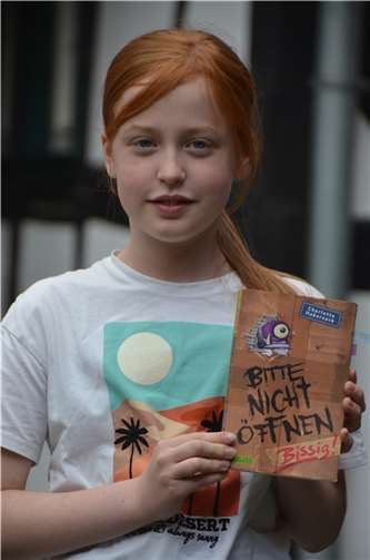 Obgleich der Titel das Gegenteil empfiehlt, will Louisa als eine von elf Teilnehmer*innen auch ihr Buch am 11. Juni bei „Laut oder deutlich“ unbedingt öffnen, um daraus vorzulesen.  Fotos: privat