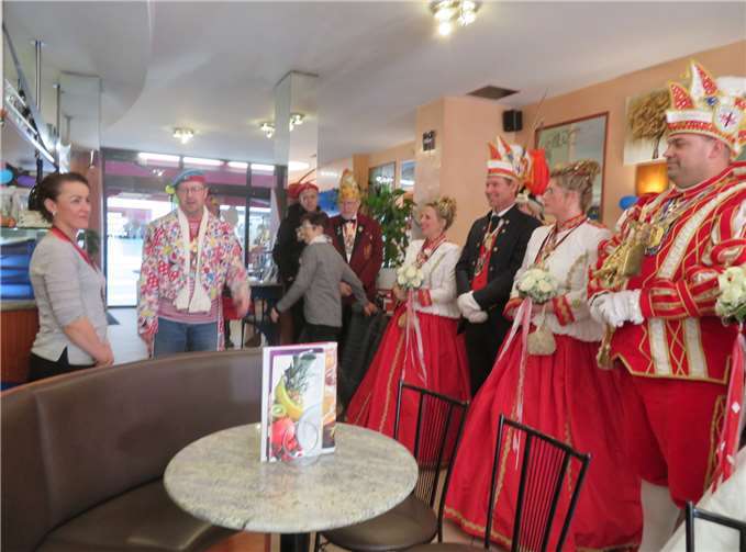 Obligatorisch: Die Tasse Kaffee bei Mihaela Lazar im Eiscafé Italia.