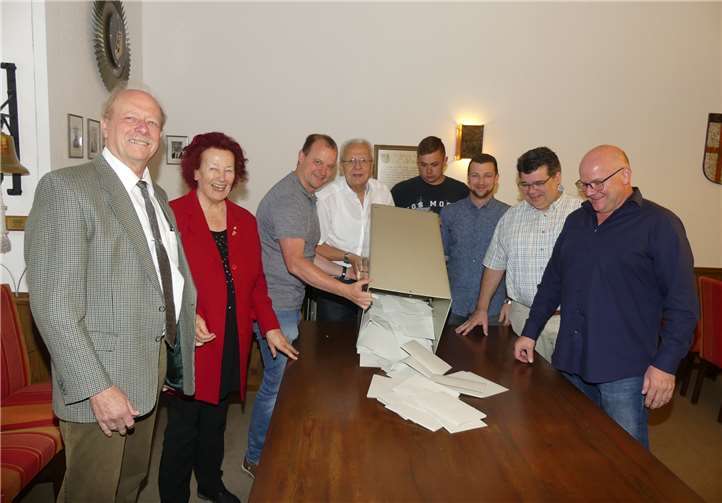 Obligatorische Urnenleerung nach der Europawahl im Saal des Cochemer Rathauses.