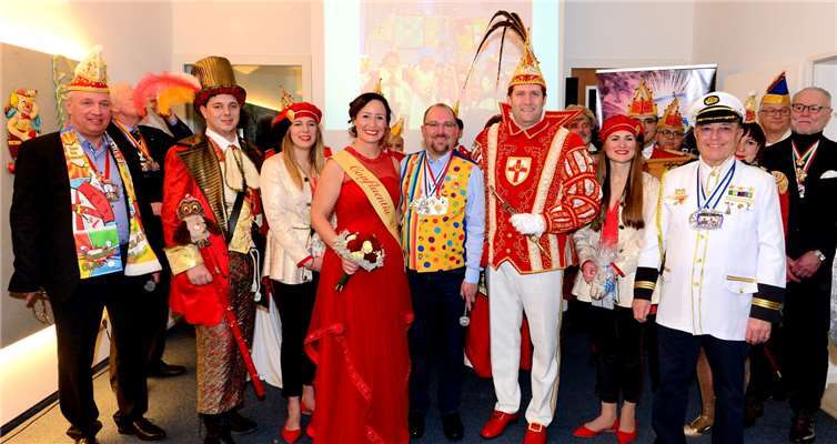 Obligatorisches Gruppenfoto mit echtem karnevalistischen Charme: Confluentia Kim & Prinz Marco I. nehmen ihren Gastgeber, Robert Schmitz in ihre goldene Mitte.Fotos: Udo Stanzlawski