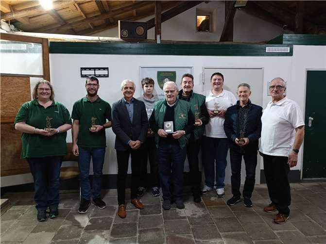 Obmann Jürgen Beyer konnte im Beisein vom 1. Beigeordneter Hans-Werner Adams den glücklichen Gewinnern gratulieren. Foto: privat