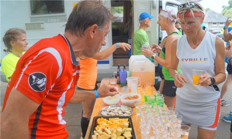 Obst, Salzgebäck, Kuchen und kalte sowie warme Getränke hielt man in Moselkern für die Sportler bereit.