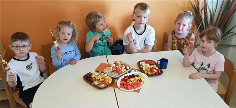 Obst vom selbstbestückten Spieß schmeckt super, fanden die Kinder.privat