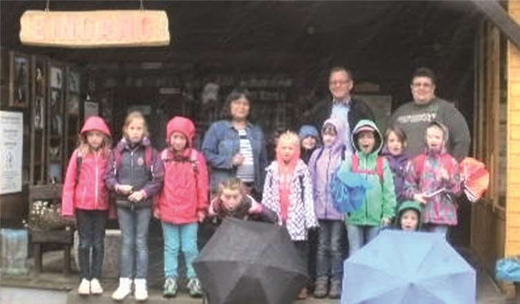 Obwohl das Wetter zu wünschen übrig ließ, erlebten die Kinder einen spannenden Tag auf der Kasselburg bei Gerolstein. privat