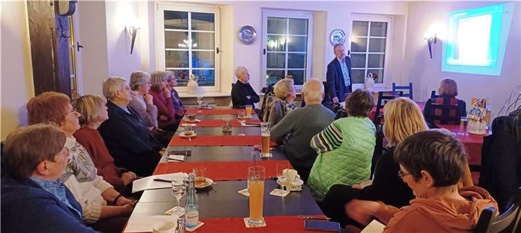 Obwohl der Faire Handel auch nach 50 Jahren noch nicht den gewünschten Multiplikatoreffekt erreicht hat und die Aus-strahlung des Fairen Handels auf das Kaufverhalten der Bevölkerung noch zu gering ist, bestärkte Prof. Dr. Allert in seinem Vortrag die Weltladenmitarbeiter darin, dass sie in ihren Bestrebungen für eine Verbesserung der Akzeptanz des Fairen Handels und der Weltladenumsätze nicht nachlassen sollten. Foto: Hans-Joachim Schmitz, Weltladen Linz