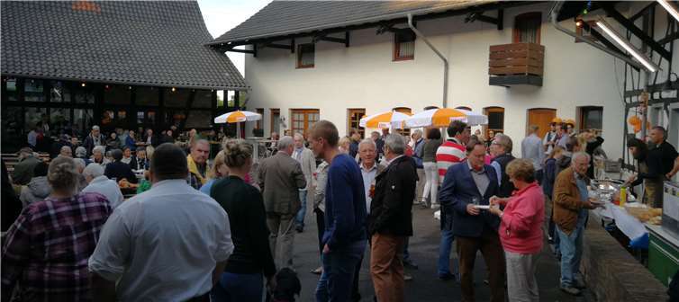 Obwohl der Sommer an diesem Tag eine Pause eingelegt hatte, strömten die Besucher zum traditionellen Köllenhoffest der CDU Wachtberg. CDU Wachtberg/M. Scholz
