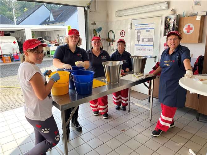 Obwohl die Augen tränten, hatte das Verpflegungsteam des DRK-Ortsvereins Weibern e.V. beim Schnibbeln der zehn Kilogramm Zwiebeln Spaß und lachte viel.  Foto: Astrid Zens / DRK-Kreisverband Ahrweiler e.V.