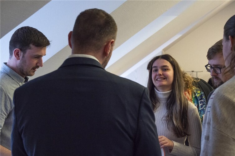 Jugend zeigt bei Austausch mit Politikern in Haus Wasserburg, dass sie mitreden können - und wollen