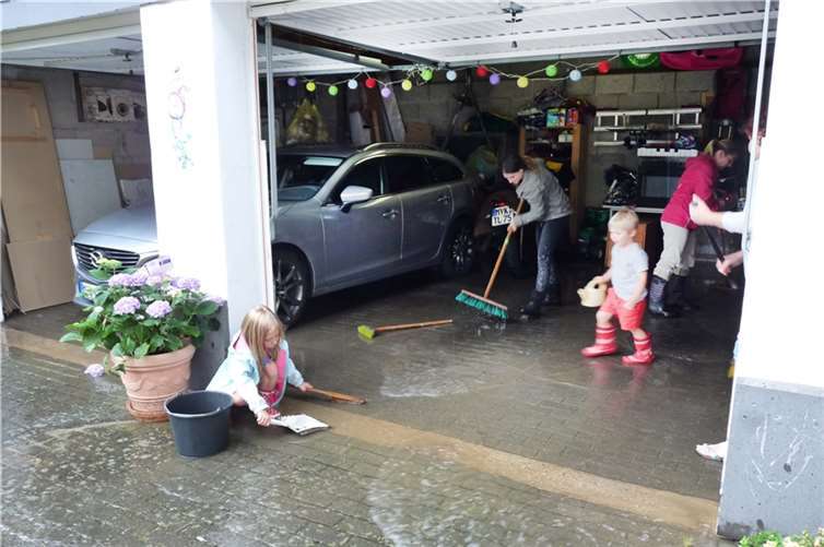 Obwohl die Freiwillige Feuerwehren aus Mendig, Thür, Bell und Volkesfeld schnell vor Ort waren, bahnte das in den Gärten stehende Wasser sich bereits einen Weg in einige Keller und Garagen der Wohnhäuser.
