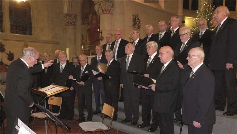 Obwohl einige Sänger des mehrfachen Meisterchores „Werk-Chor 1986 Rasselstein e.V.“ ihren 80. Geburtstag schon hinter sich haben, beeindruckten sie unter der Leitung von Chordirektor Karl-Heinz Kohns unisono mit kraftvollen Stimmen und harmonisch intoniertem Chorgesang.