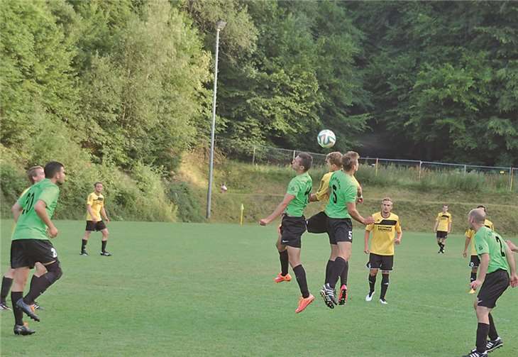 Obwohl keine Tore in der Regulären Spielzeit fielen, sahen die Zuschauer eine ansprechende Partie. Erst im Elfmeterschießen konnten die Rhenachen das Team aus Kruft besiegen.