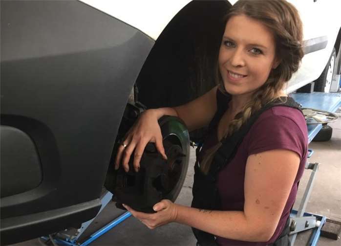 Obwohl mittlerweile mehr Frauen in KFZ-Werkstätten arbeiten, sorgt Michelle Schaustens Berufswahl doch immer wieder für überraschte Blicke. Und das, obwohl sie eine der Besten ist!