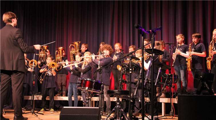 Obwohl noch neu an ihren Instrumenten,beeindruckten die Schüler der Bläserklasse bereits mit Mozart und „Jingle Bells“.