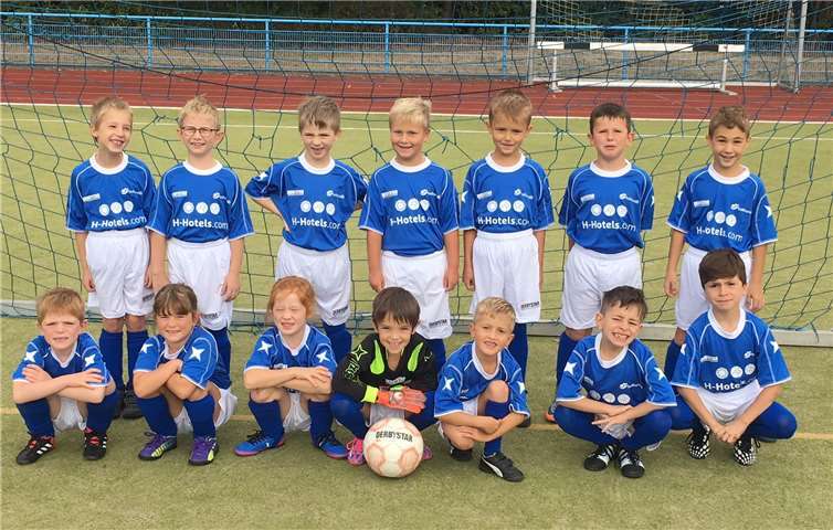 Ochtendungs F 2-Junioren starteten ambitioniert in ihre erste „große Wettbewerbsrunde“.  privat