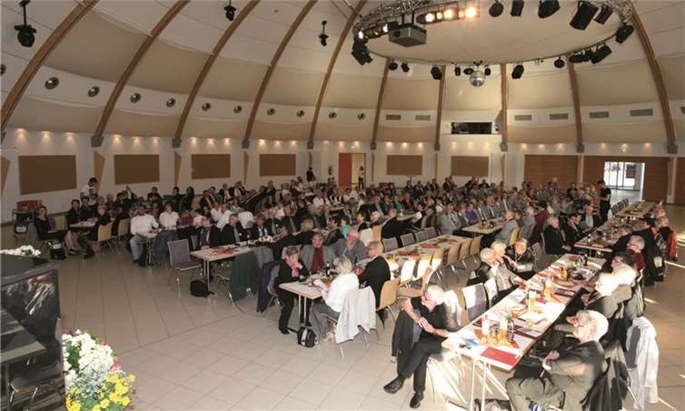 Ochtendungs Kulturhalle war beim Freundschaftssingen zur 40-Jahr-Feier des heimischen Frauenchores mit befreundeten Sängerinnen und Sängern aus weitem Umkreis gefüllt.