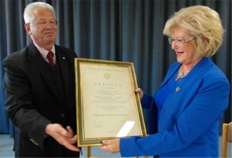 Odina Diephaus wurde zu Ehrenvorsitzenden ernannt. Diephaus‘ Nachfolger im Amt des Vorsitzenden, Dr. Albin Lütke, überreichte die Urkunde.