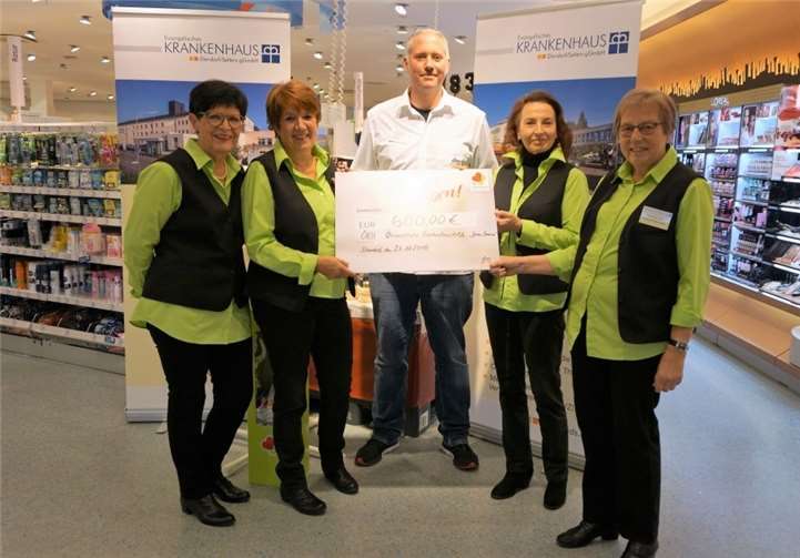 ÖKH-Damen des Ev. Krankenhaus Dierdorf/Selters bei der Scheck-Übergabe mit dm-Filialleiter David Neumann.privat