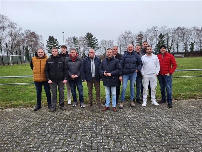 Oedingen steht einig zusammen: Olaf Wulf, Ortsvorsteher mit dem Bürgermeister der Stadt Remagen Björn Ingendahl, der SV Oedingen e.V., die Freiwillige Feuerwehr mit der Hallengemeinschaft und und der Gruppierung„Zukunft Oedingen“. Foto: Nicole Wolter