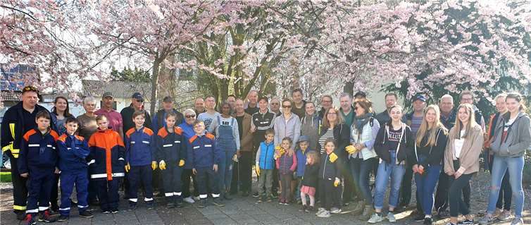Oedingen traf sich unter einer tollen Blütenpracht zur gemeinschaftlichen Dorfaktion am Ortsmitteplatz. Foto: Dieter Holstein