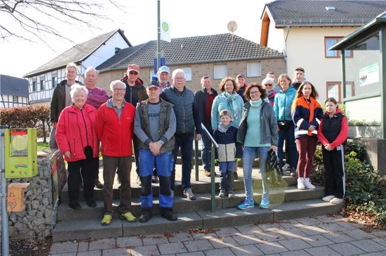 Oedinger Gruppe am Treffpunkt/Nilklas Follmann mit „Traktor“/Abschluss an der Grillhütte. Foto: Nicole Wolter