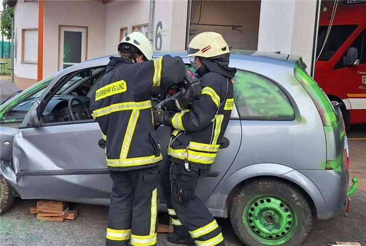 Öffnen der Fahrertür zum Zugang für den Rettungsdienst.Foto: Feuerwehr St. Katharinen