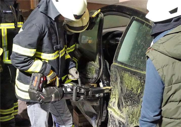 Öffnen der Fahrertür zum Zugang für den Rettungsdienst.