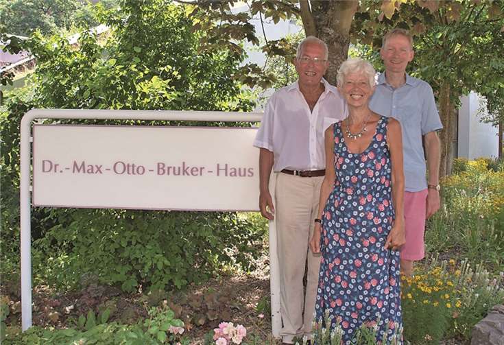 Öffneten den Garten für die zahlreichen Besucher und freuten sich über den großartigen Zuspruch (v.l.): Dr.phil. Mathias Jung (Psychologischer Therapeut im Otto-Bruker-Haus), Ilse Gutjahr-Jung (1.Vorsitzende der GGB und Leiterin des Otto-Bruker-Hauses) und Dr.med.Jürgen Birsmann (Ärztlicher Leiter des Otto-Bruker-Hauses).
