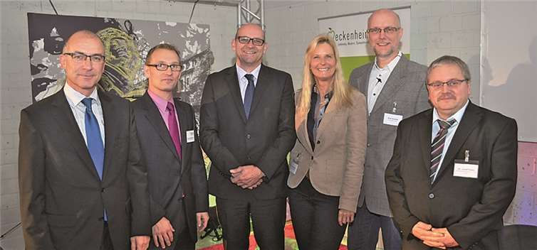 Ökologisch unterwegs (v.r.) Bürgermeister Bert Spilles, Wirtschaftsförderer Dirk Schwindenhammer, Geschäftsführer Stephan Schwan, Moderatorin Barbara Voss und die Referenten Dirk Schink und Dr. Josef Haas.  Stadt Meckenheim