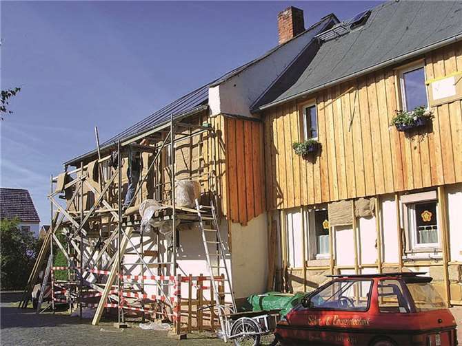 Ökologische Außendämmung in Eigenleistung: zwölf Zentimeter starke Hanf- und Flachsmatten werden zwischen Hauswand und Schalung geklemmt und dann mit Holzweichfaserplatten und einer Vorhangfassade aus unbehandeltem Lärchenholz abgedeckt.H.-G. Kitzerow