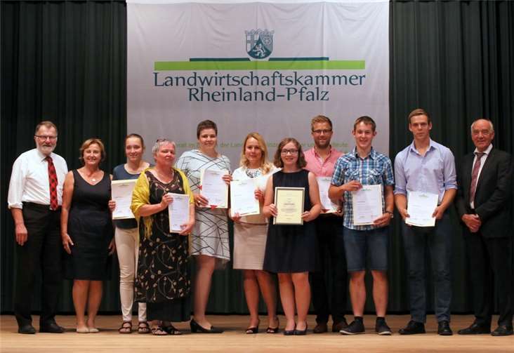 Ökonomierat Heribert Metternich (li.), Rita Lanius-Heck, Vorstand der Landwirtschaftskammerund Präsidentin des Landfrauenverbandes Rheinland-Nassau und Kammerpräsident,Ökonomierat Norbert Schindler (re.), mit den Jahrgangsbesten aller Berufe. Foto: LWK-RLP