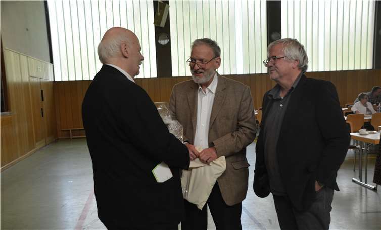 Ökumene in Kempenich: Pfarrer Thorsten hertel und MichaelHedrich von der Kirchenscheune wünschten alles Gute. Fotos: BE