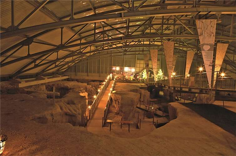 Ölfackeln lassen das Römerbergwerk in besonderem Licht erstrahlen. Privat