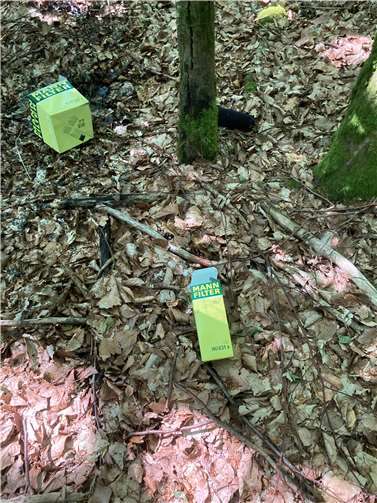 Ölfilter, Altöl, Handschuhe und Verpackungen wurden gefunden. Quelle: Ortsgemeinde Marienrachdorf
