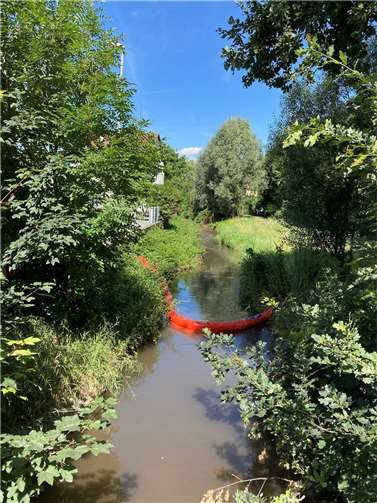 Ölsperre im Krufter Bach in der Nähe des Feuerwehrhauses in Plaidt.  Foto: Kreisverwaltung MYK/Groß