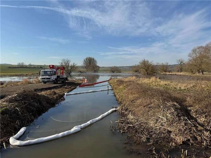 Ölsperren in den Thürer Wiesen. Foto: Kreisverwaltung MYK/Morcinek