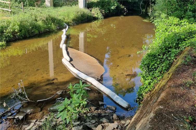 Ölsperren in der Nette sollen eine Ausbreitung des Löschschaumes verhindern. Foto: WinklerTV