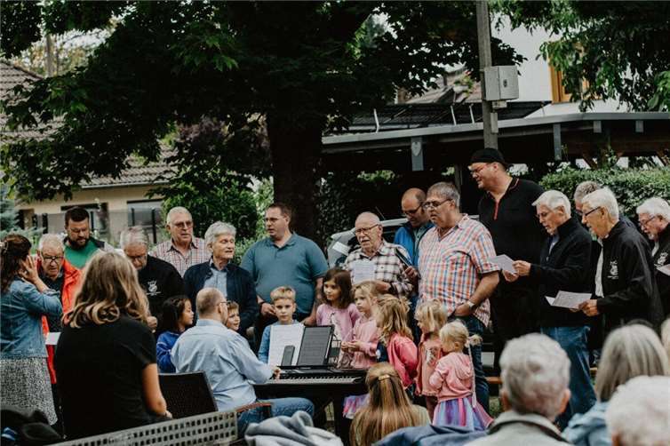Offene Chorprobe unter freiem Himmel. Foto: Leeroy Bender