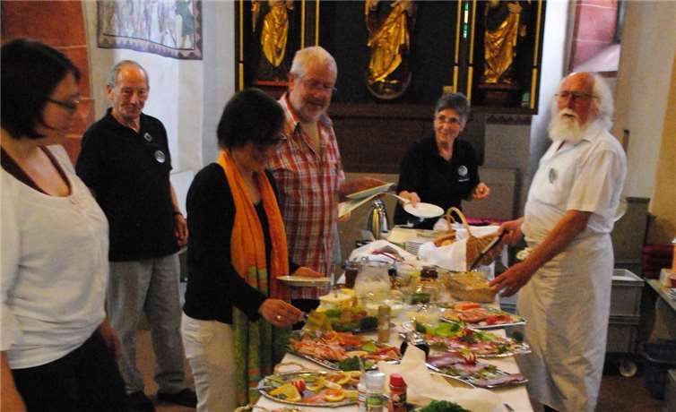 Offene Kirche einmal anders: Neben Führungen für Groß und Klein servierte der Kirchenvorstand in der umgestalteten Dausenauer St. Kastorkirche erstmals einen Brunch. Privat