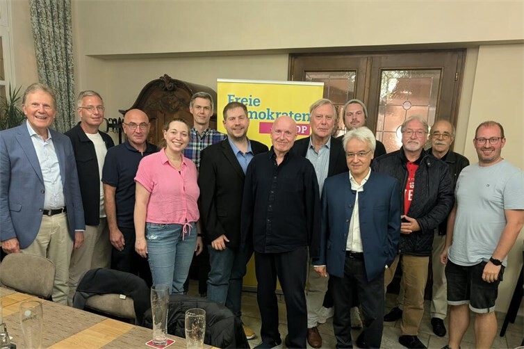 Offene und konstruktive Diskussionen sind das Markenzeichen der FDP im Kreis Ahrweiler, hier mit dem Landesvorsitzenden Stefan Thoma (6. von links).