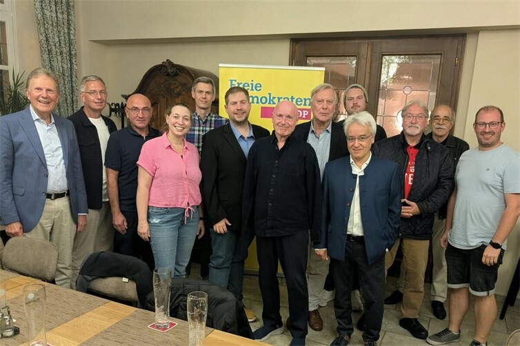 Offene und konstruktive Diskussionen sind das Markenzeichen der FDP im Kreis Ahrweiler, hier mit dem Landesvorsitzenden Stefan Thoma (6. von links).