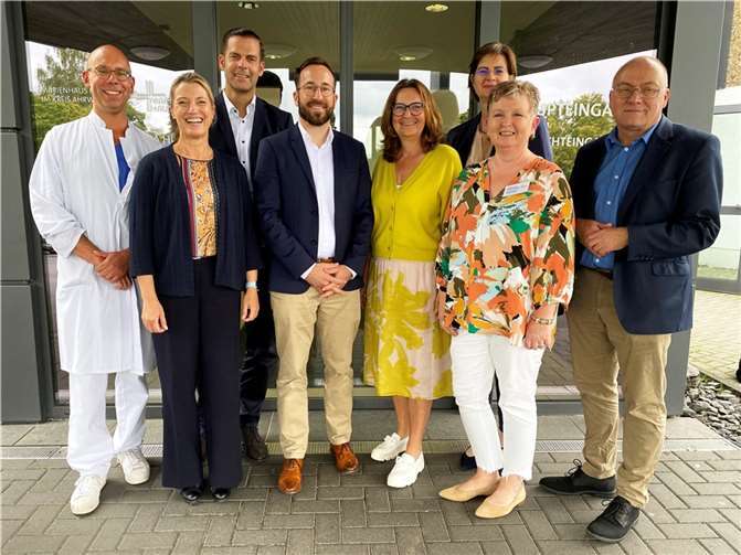 Offener Dialog im Krankenhaus Maria Hilf in Bad Neuenahr (v.l.): Dr. Thomas Lepping (Ärztlicher Direktor), Sandra Postel (Stabsstelle Pflege- und Sozialpolitik), Thorsten Kopp (Kaufmännischer Direktor), Sebastian Spottke (Vorsitzender der Geschäftsführung der Marienhaus GmbH), Mechthild Heil MdB, Maria Heine (Krankenhausoberin), Michaela Schäfer (stellvertretende Pflegedirektorin), Michael Schneider (Wahlkreisbüro Ahrweiler).  Foto:Hannah Scosceria