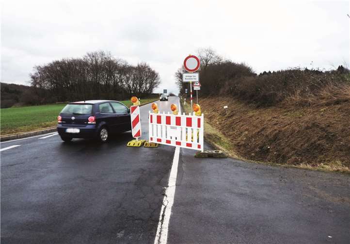 Offensichtlich hatten einige beherzte Bürger die Totalsperrung der K19 nach Rieden zum Teil beseitigt, sodass die Fahrbahn am 31. Dezember in beide Richtungen genutzt wurde.