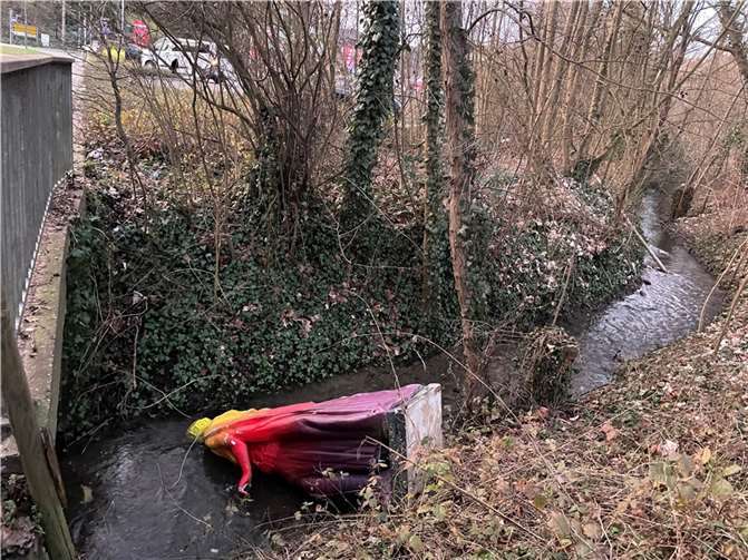 Offensichtlich schmissen die Vandalen die Figur über das Geländer der kleinen Brücke an der Harbachstraße.  Foto: ROB