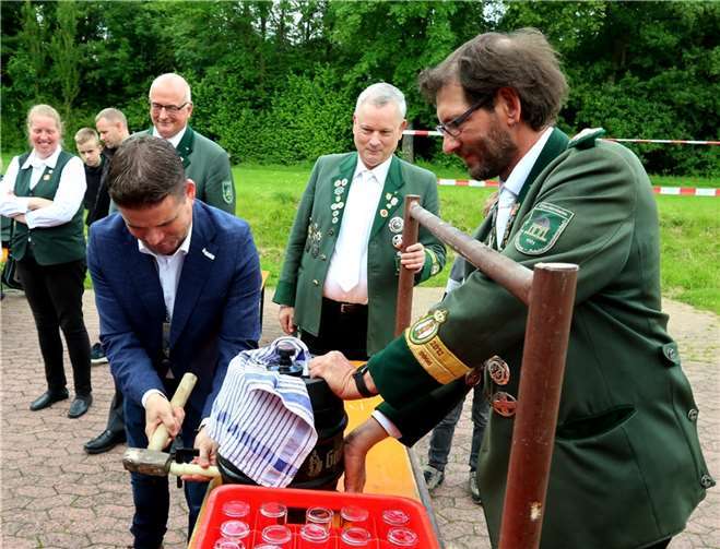 Offiziell eröffnet wurde das Schützenfest mit dem traditionellen Fassanstich durch Bürgermeister Holger Jung im Beisein von Präses Pfarrer Maxeiner und Präsident Matthias Klemmer. Fotos: privat