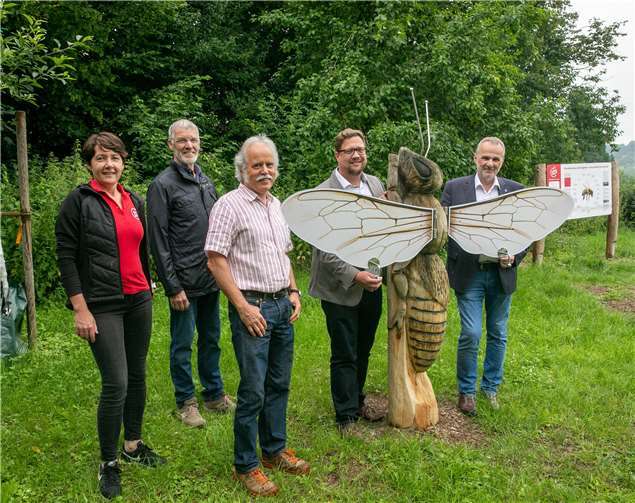 Offiziell in Dienst gestellt wurde jetzt die neue Erlebnisstation in Kürrighoven zum Thema „Streuobstwiese und Honigbiene – eine perfekte Partnerschaft“. Mit dabei waren (von links) Monique Lebahn (RTV), Herbert Luhmer (Luhmer Maschinenbau GmbH), Stefan Thomas (Streuobstwiesenverein Wachtberg), der Erste Beigeordnete Swen Christian und Bürgermeister Jörg Schmidt. Foto: Jost