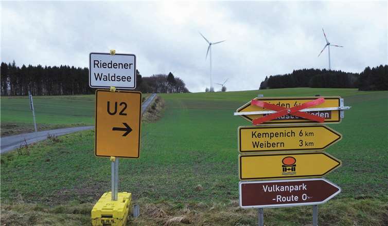 Offiziell mussten die Autofahrer, die zwischen Weihnachten und Neujahr nach Rieden wollten, eine Umleitung über Weibern in Kauf nehmen.FRE