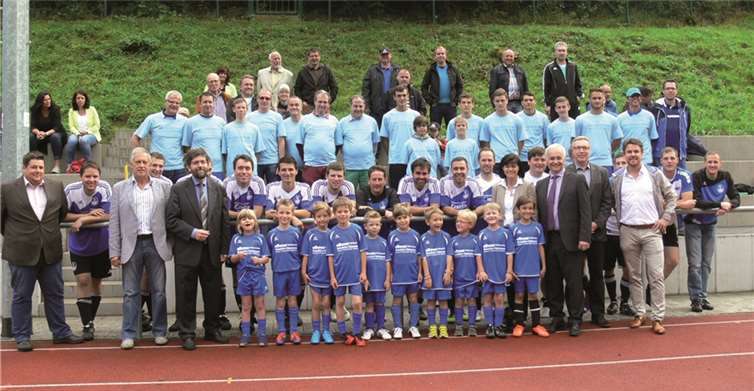 Offizielle, Aktive und Besucher freuen sich über die neu errichtete Zuschauertribüne im Moselstadion, die kürzlich zum ersten Heimspiel der Cochemer Fußballer in der A-Klasse eingeweiht wurde. TE